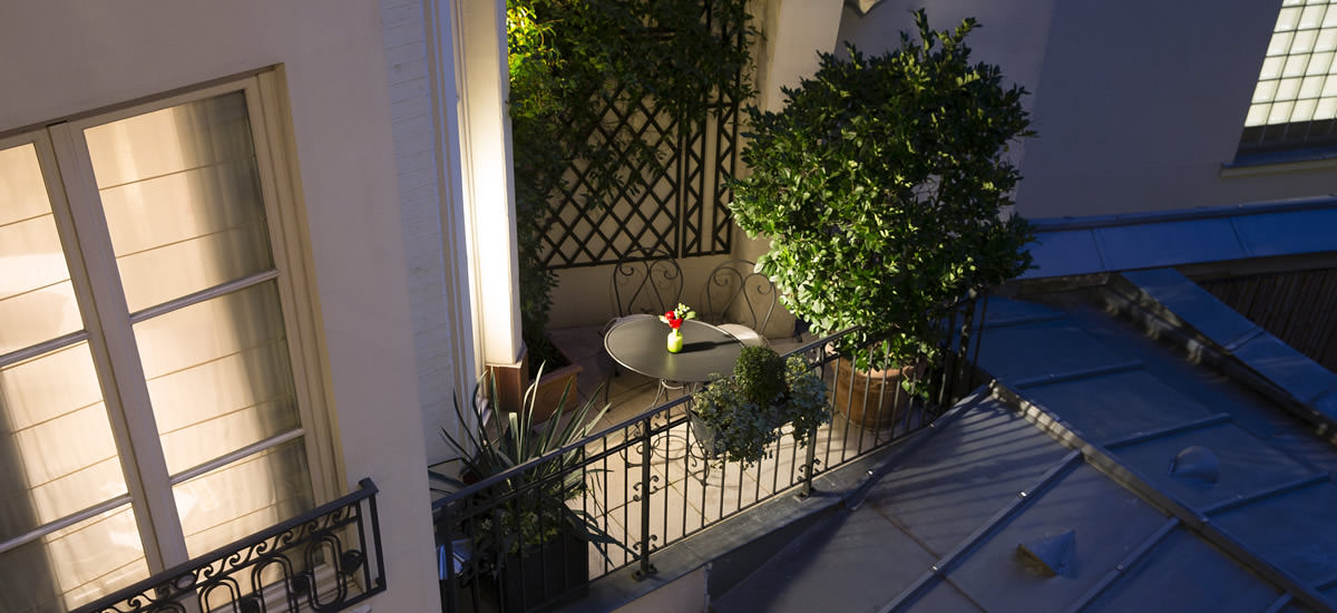 Petit déjeuner au balcon au coeur de Paris dans le 8e